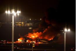 NHK: после столкновения самолетов в Токио неизвестна судьба пяти человек