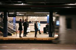 В метро Нью-Йорка поезд столкнулся с пустым составом