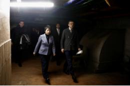 Глава МИД Японии провела брифинг в подвале из-за тревоги в Киеве