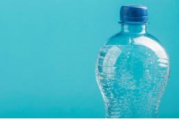 Bloomberg: в бутылках воды содержится больше пластика, чем считалось ранее