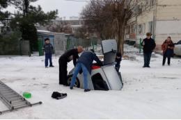 В Азове автомобиль с женщиной-водителем провалился под землю