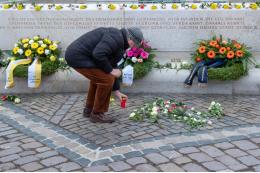 В Дрездене на месте пропавшей надписи о бомбежке появились цветы и свечи