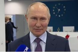 Путин: муниципальным служащим приходится отвечать за всю страну