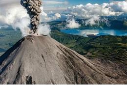 На Курилах на вулкане Эбеко произошел выброс пепла