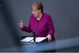 Bild: жители Гамбурга узнали в статуе голой женщины Меркель