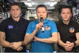 Космонавты с МКС поздравили российских студентов с праздником