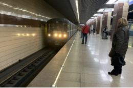 На серой ветке метро Москвы погиб человек, упавший под поезд