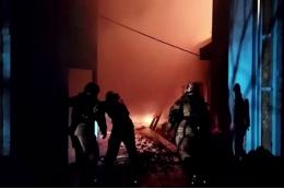 В Мурманске при пожаре частично обрушилась кровля консервного завода