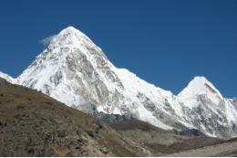 Четырехлетняя девочка поднялась на высоту 5,3 тыс. метров на Эвересте