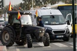 Сотни протестующих фермеров на тракторах заблокировали дороги Барселоны