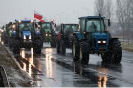 Польские фермеры напали на фуры украинцев на границе