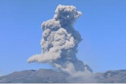 В Северо-Курильске после извержения вулкана Эбеко выпал пепел
