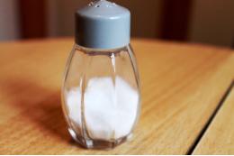 Профессор Ионов: при гипертонии следует снизить употребление соли и сахара
