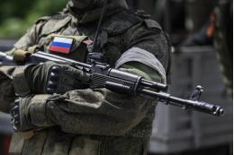 Российский военный успокоил пленного боевика ВСУ пожатием руки