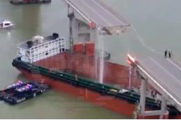Грузовое судно снесло пролёт моста в китайском городе Гуанчжоу