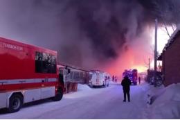 В Новосибирске тушат крупный пожар на складе с продуктами
