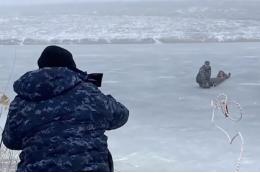 Под Ростовом хуторянин и полицейские спасли провалившуюся под лед девочку