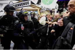 Протестующие фермеры забросали полицию яйцами в Париже