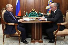 Путин поручил главе КЧР лично контролировать поддержку участников СВО