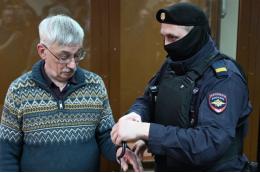 Правозащитник Орлов приговорен к 2,5 годам колонии за дискредитацию армии