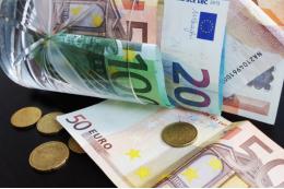 Курс евро на Мосбирже опустился ниже 99 рублей впервые с 15 февраля
