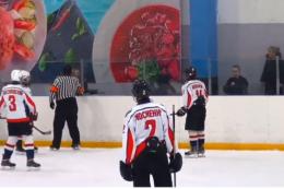 Mash: в Петербурге отец хоккеиста подрался с юными болельщиками на матче