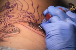 Дерматолог Егорова предупредила об опасности красок для татуировок
