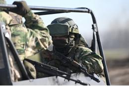 Военнослужащие РФ прокатились на захваченном бронеавтомобиле Kirpi
