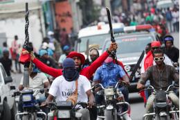Самолет премьера Гаити не смог приземлиться в столице из-за перестрелок