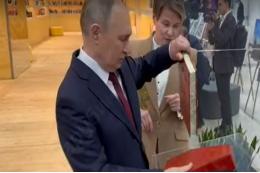 Владимиру Путину показали уникальную библиотеку в Сириусе