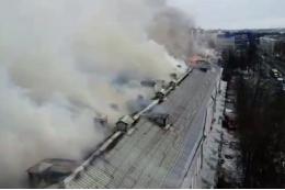 В Ярославле загорелась кровля многоэтажного дома