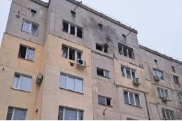ВСУ атаковали дроном-камикадзе пятиэтажный дом в Новой Каховке