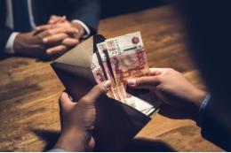 Москвичу грозит срок до 6 лет за поднятый с земли конверт с валютой
