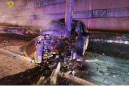 Водитель легковушки врезался в столб на большой скорости в Москве