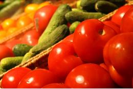 В России снизились цены на огурцы, лук и помидоры