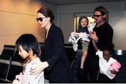 CNN: Джоли обвинила Питта в физическом насилии над ней и детьми