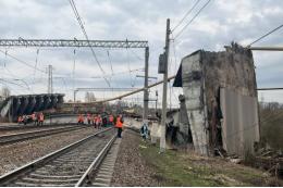 Железнодорожное полотно повреждено из-за обрушения моста в Вязьме