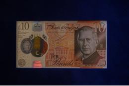 Банк Англии показал Карлу III новые банкноты с его изображением