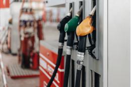 Новак поручил нефтяным компаниям увеличить поставки бензина на рынок РФ