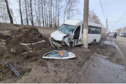 В Чебоксарах маршрутный автобус врезался в столб