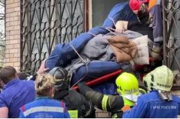 Спасатели через окно вытащили из квартиры москвича весом более 300 кг