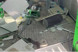 Неизвестный взорвал банкомат в одном из банков в Омске