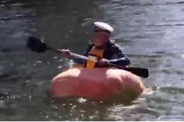 Австралиец сделал лодку из гигантской тыквы и проплыл в ней по реке