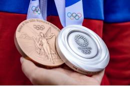 Фигуристам из США вручили шоколадные золотые медали за командный турнир ОИ