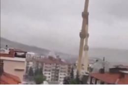 В Турции от сильного ветра упал минарет