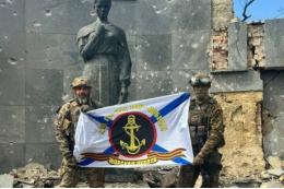 Морпехи РФ водрузили флаг в освобождённой Новомихайловке