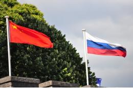 В КНР потребовали от США перестать очернять отношения России и Китая