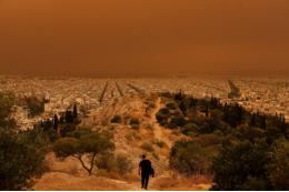 Небо в Афинах окрасилось в красно-желтый цвет из-за африканской пыли